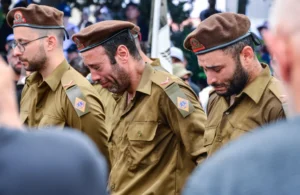 معاناة وإهمال جنود حاربوا في غزة تهز الثقة بالجيش الإسرائيلي وتدفع الأهالي لعدم إرسال أبنائهم للقتال